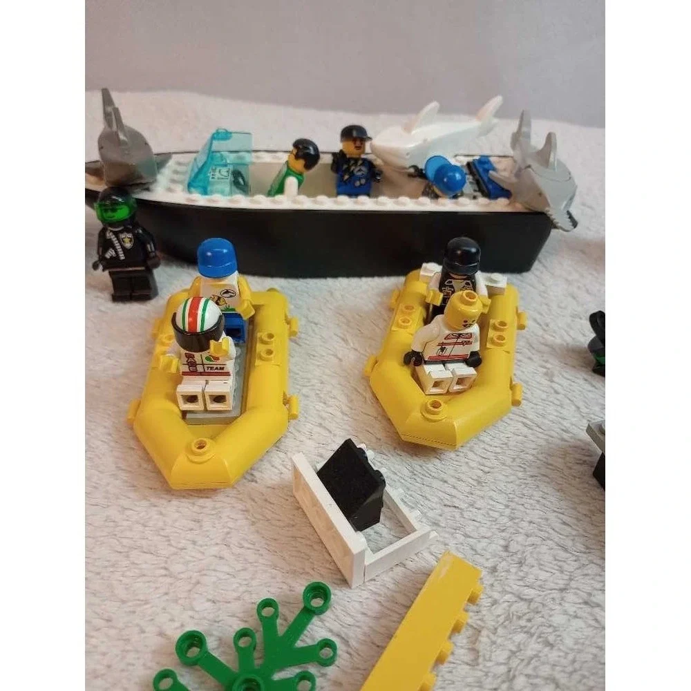 LEGO City Police Boat Shark Rescue Minifigure Vehicles Set